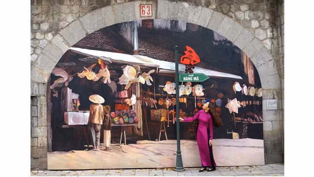 冯兴壁画街成为游览河内时不能错过的旅游景点之一。（玄眉 摄）