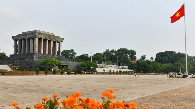 国旗在巴亭广场迎风飘扬。