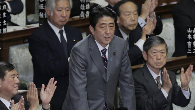 安倍晋三（中）。
