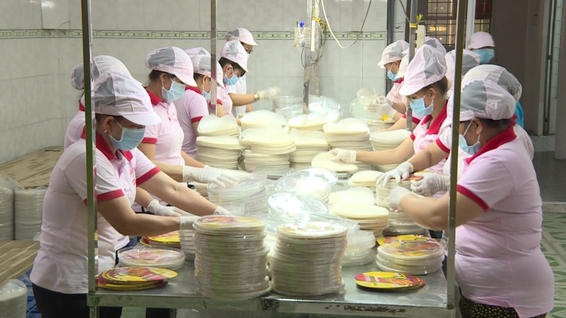 春卷皮制作村忙忙碌碌 为春节市场做好准备。