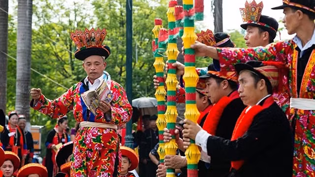 瑶族几乎所有礼仪中都可以听到有关道德、向善、诚实、关心、帮助的教导。（图片来源：越南之声）