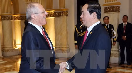 陈大光主席和佩德罗•巴勃罗•库琴斯基总统。（图片来源：越通社）