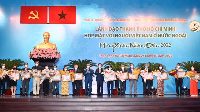 胡志明市领导向优秀个人授予奖状。