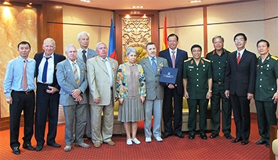 俄罗斯老战士代表团与越南国家油气集团领导合影留念。 (Photo: 图片来源：人民军队报)