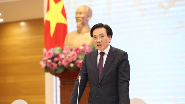 政府办公厅主任、部长陈文山在会上讲话。