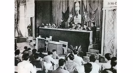 胡志明主席在党的第二次大会上致辞。（资料图片）