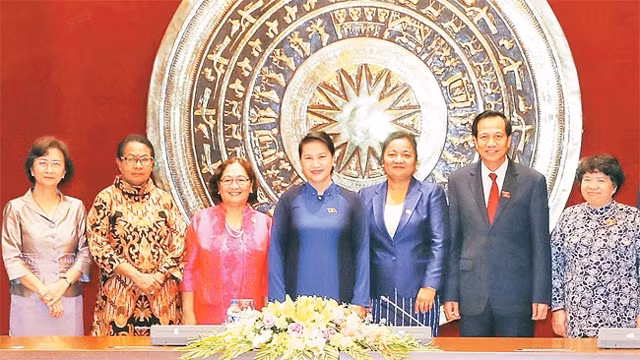 国会主席阮氏金银同与会代表合影。（图片来源：越通社）