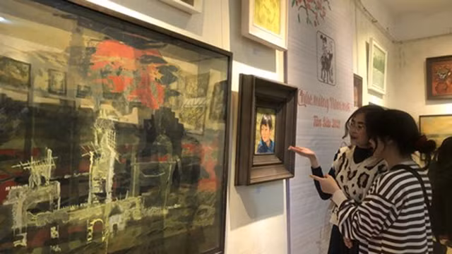 观众朋友前来观赏美术作品。