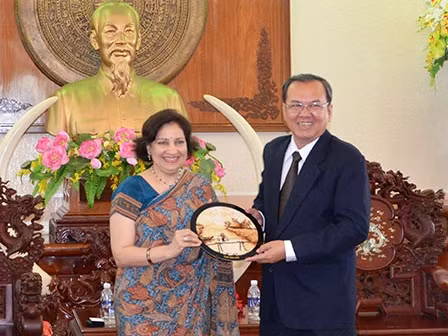 越南芹苴市人委会主席黎雄勇与印度驻越南大使普里特•萨兰。(图：芹苴市门户网站）