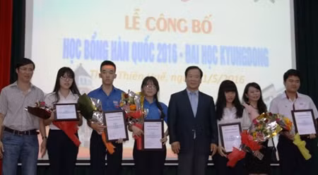 韩国京东大学2016年奖学金颁奖仪式。（图片来源：承天顺化省报网）