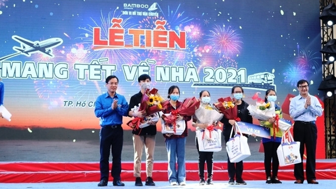 组委会向贫困者赠送回家过年的机票、车票。