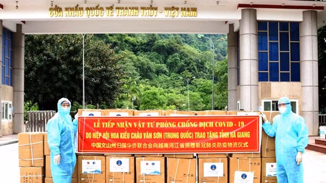 河江省代表接收中国云南省文山壮族苗族自治州归国华侨联合会捐赠的医疗物资。