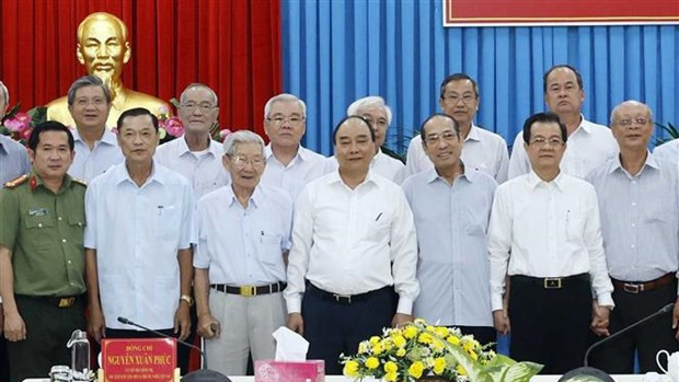 阮春福主席同与会代表合影留念。（图片来源：越通社）