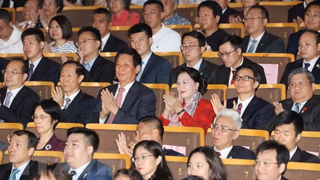 越南国会主席阮氏金银同中国全国人大常委会委员长栗战书出席“友谊之桥”艺术表演活动。