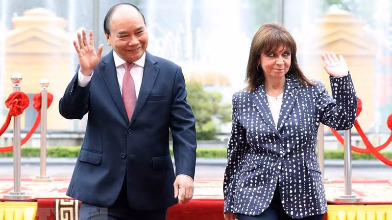 越南国家主席阮春福与希腊总统卡特琳娜·萨克拉罗普卢。（图片来源：越通社）