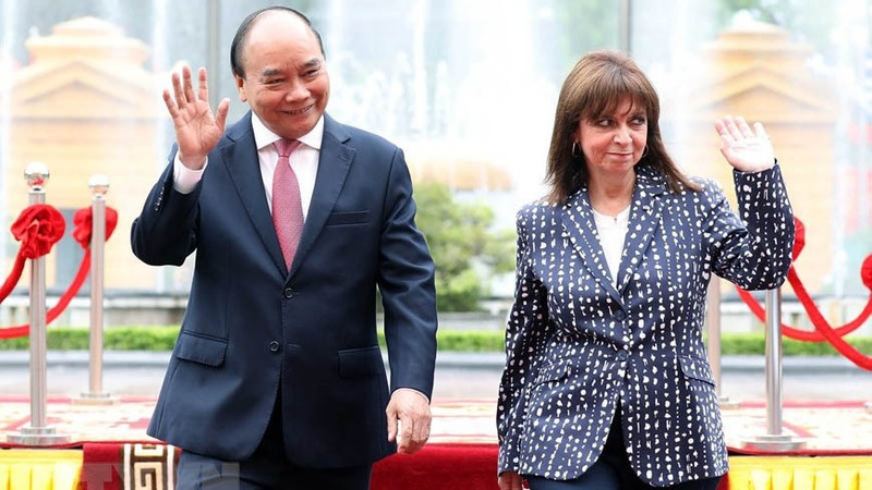 越南国家主席阮春福与希腊总统卡特琳娜·萨克拉罗普卢。（图片来源：越通社）
