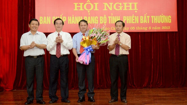 阮文咏同志接受中组部、国家审计署等领导赠送的鲜花。 (Photo: 图片来源：老街报网)