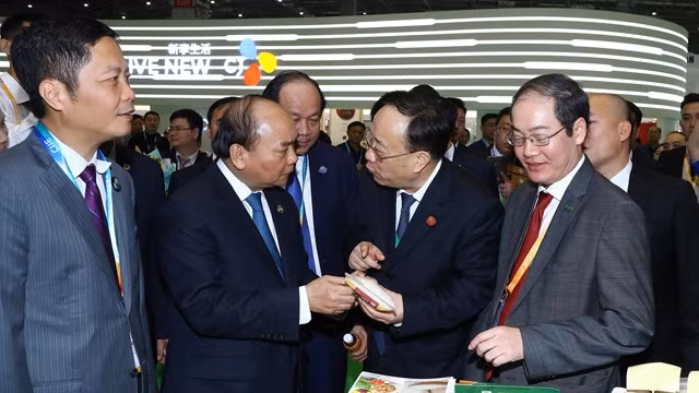 阮春福总理参观了越南展区。