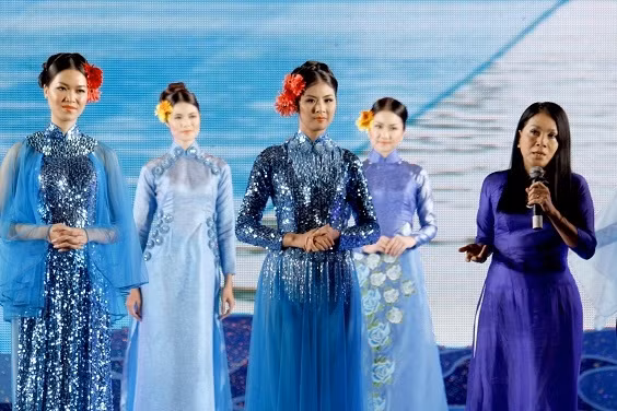 明幸设计师向观众介绍越南传统服装系列。