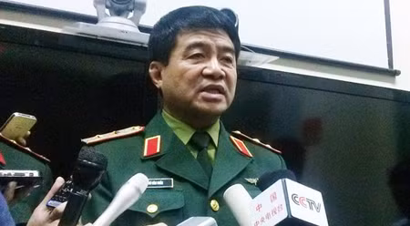 越南人民军副总参谋长武文俊中将接受记者的采访。（图片来源：劳动者报）