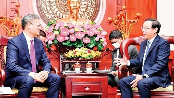 胡志明市市委书记阮文年会见中国新任驻胡志明市总领事魏华祥。（图片来源：越通社）