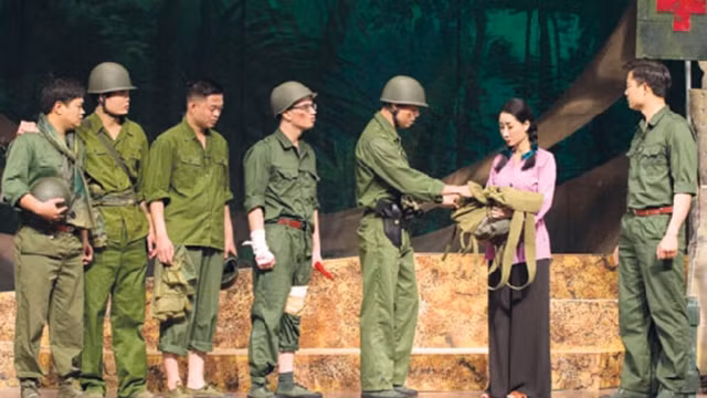 附图：河内戏剧院剧目《双眼》参加韩国国际戏剧节。