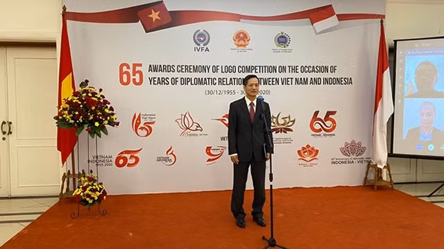 越南与印度尼西亚建交65周年标志设计大赛颁奖仪式。