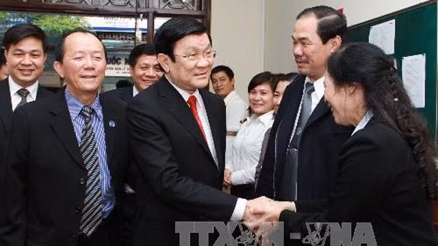 张晋创主席同越南律师协会领导亲切交流。 (Photo: 图片来源：越通社)