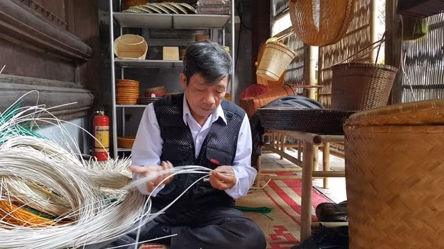 富荣乡藤制品手工艺村著名艺人阮文忠。