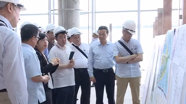 日本代表团探访云屯国际机场。（图片来源：广宁报）