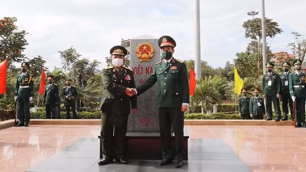 越南国防部部长潘文江大将与老挝国防部部长占沙蒙•占雅拉大将合影。（图片来源：越通社）