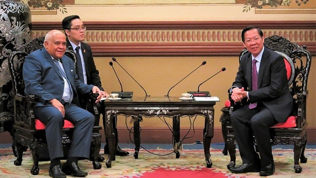 胡志明市人民委员会主席潘文买会见古巴新任驻越南大使奥兰多·尼古拉斯·斯吉伦。