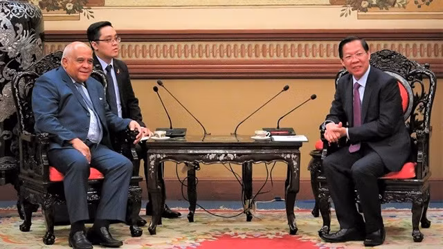 胡志明市人民委员会主席潘文买会见古巴新任驻越南大使奥兰多·尼古拉斯·斯吉伦。