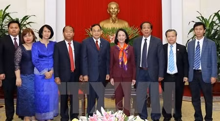 张氏梅同志和柬埔寨人民党中央外委会代表团合影。（图片来源：越通社）