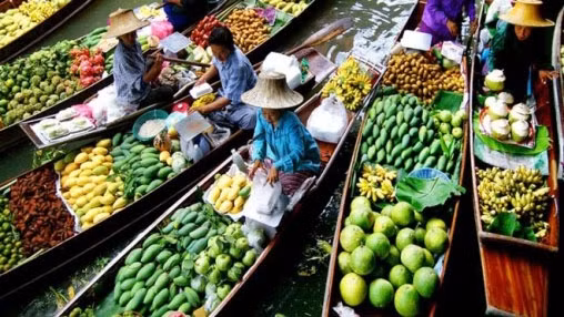 附图：永隆省传统水上集市。