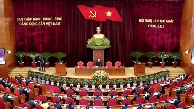 越共第十三届中央委员会第一次全体会议。