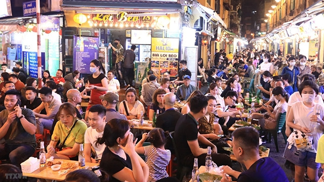 由于新冠肺炎疫情长时间关闭后，拥挤场景在谢现和良玉绢街重新出现。（图片来源：越通社）