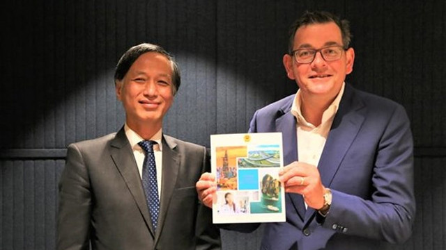 越南驻澳大利亚大使阮必成与澳大利亚维多利亚州州长丹尼尔·安德鲁斯。