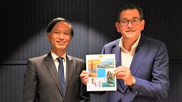 越南驻澳大利亚大使阮必成与澳大利亚维多利亚州州长丹尼尔·安德鲁斯。