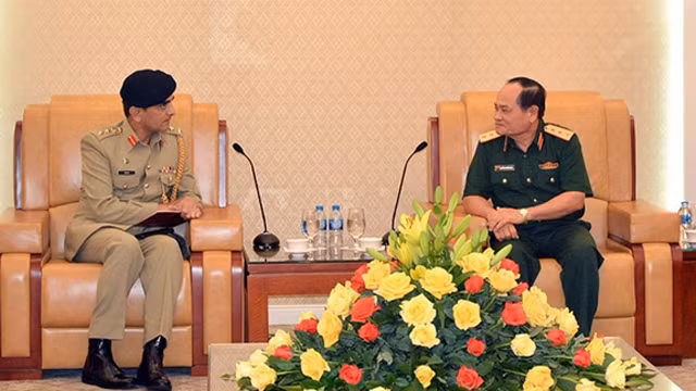 阮方南上将会见巴基斯坦驻泰国兼驻越南大使馆国防武官。（图片来源：越通社）