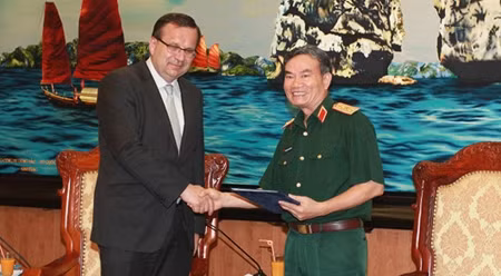 越南国防部副部长张光庆上将与客人。