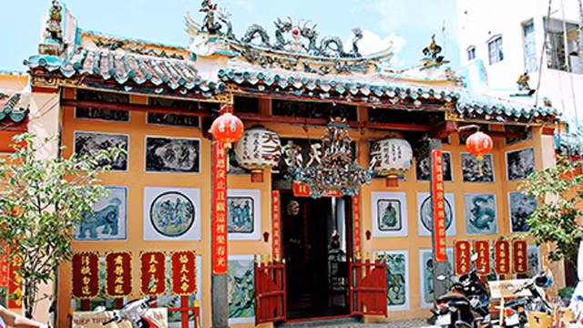 越南芹苴市协天宫正门。
