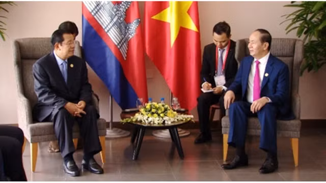 越南国家主席陈大光会见柬埔寨首相洪森。（图片来源：VOV）
