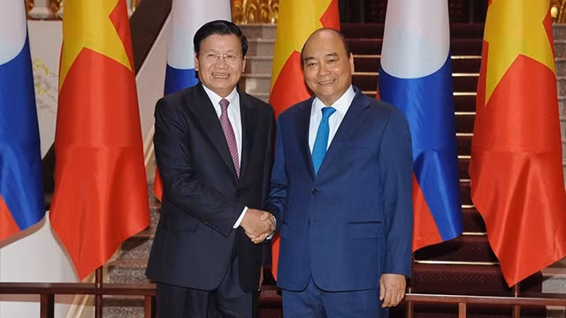 阮春福总理与老挝总理通伦·西苏里。（图片来源：陈海 摄）