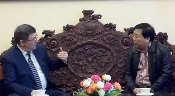 阮青山大使会见奥列格·贝京州长。（图片来源：越通社）