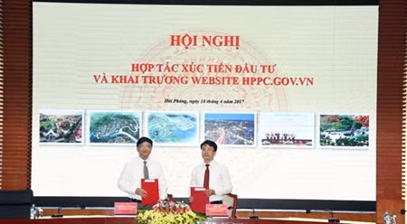 海防市投资促进中心代表分别与机械及交通工程建设股份公司代表签署合作备忘录。（图片来源：人民代表报）