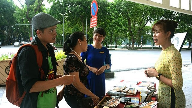 河内火炉监狱遗迹人员向游客提供信息。
