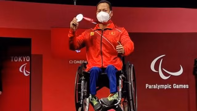 越南残疾运动员黎文公赢得男子举重银牌.。