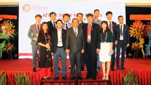 政府常务副总理张和平同与会代表合影。（图片来源：越通社）