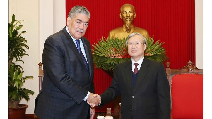 越共中央书记处常务书记陈国旺会见多米尼加统一左派运动党秘书长米格尔·梅希亚。（图片来源：越通社）
